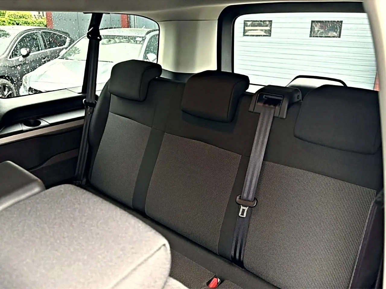 Vue intérieure de la banquette arrière 3 places bi-ton noir et gris du Fiat Scudo Combi gris titane 2026.