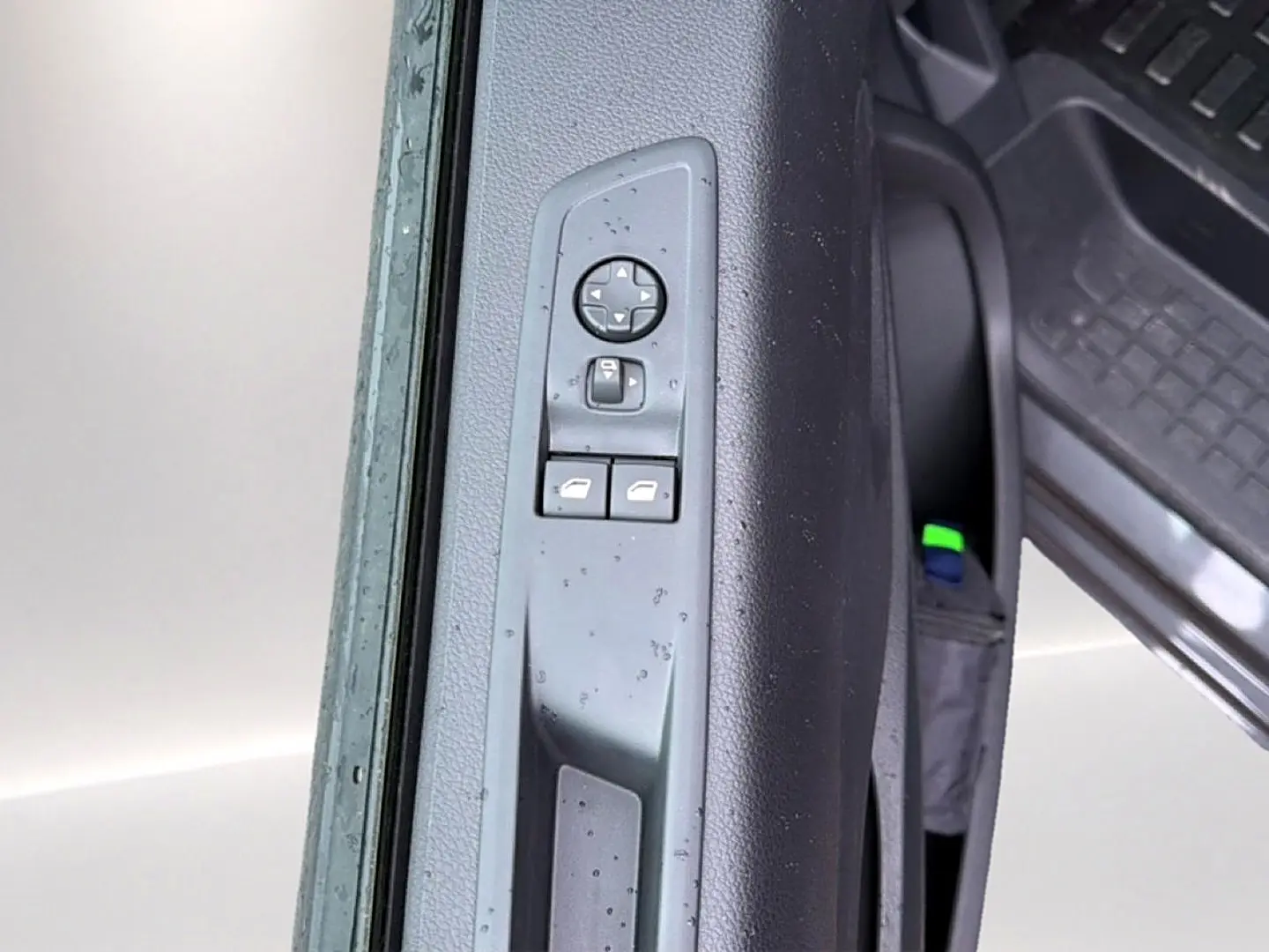 Vue rapprochée de la porte avant gauche du Fiat Scudo Combi gris titane avec commandes électriques des vitres et rétroviseurs.