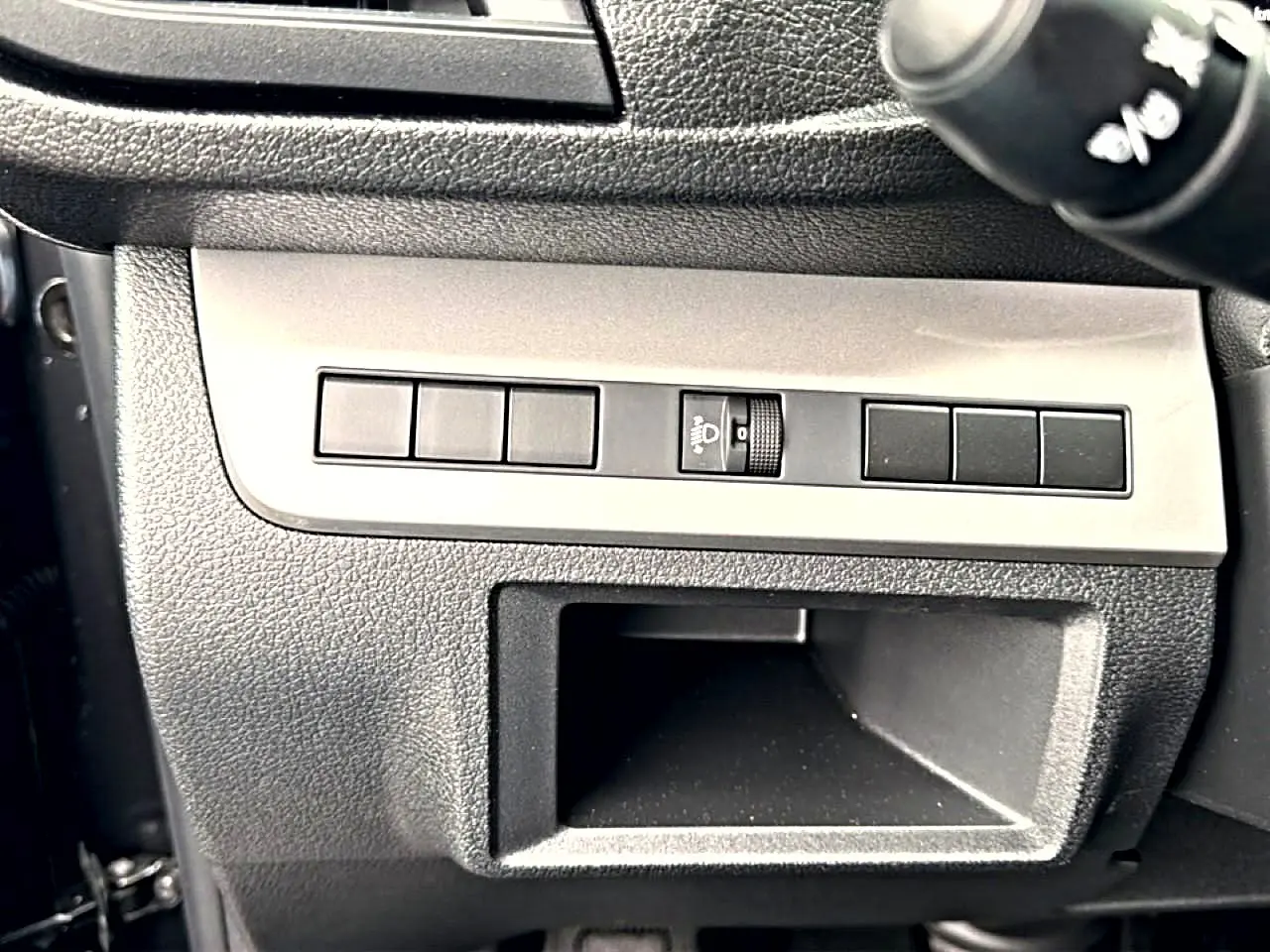 Détail intérieur du tableau de bord gris du Fiat Scudo Combi 2026 avec commandes et rangement sous volant.