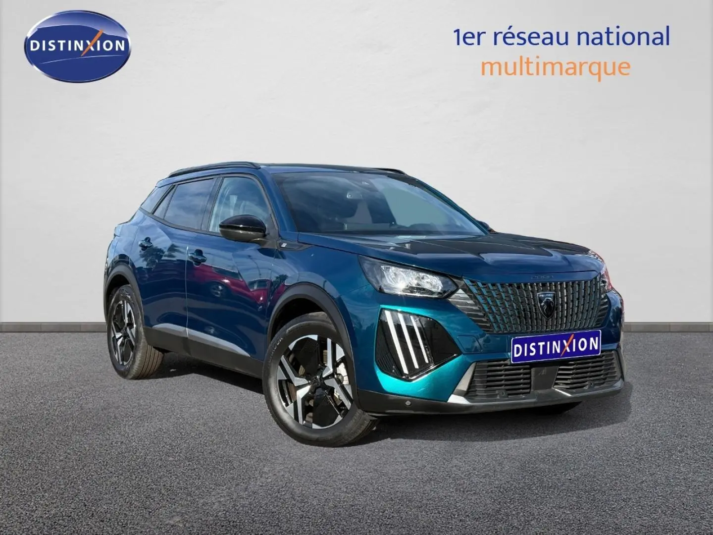 Peugeot e-2008 Bleu Obsession en 3/4 avant droit, avec calandre noire et jantes alu distinctives.