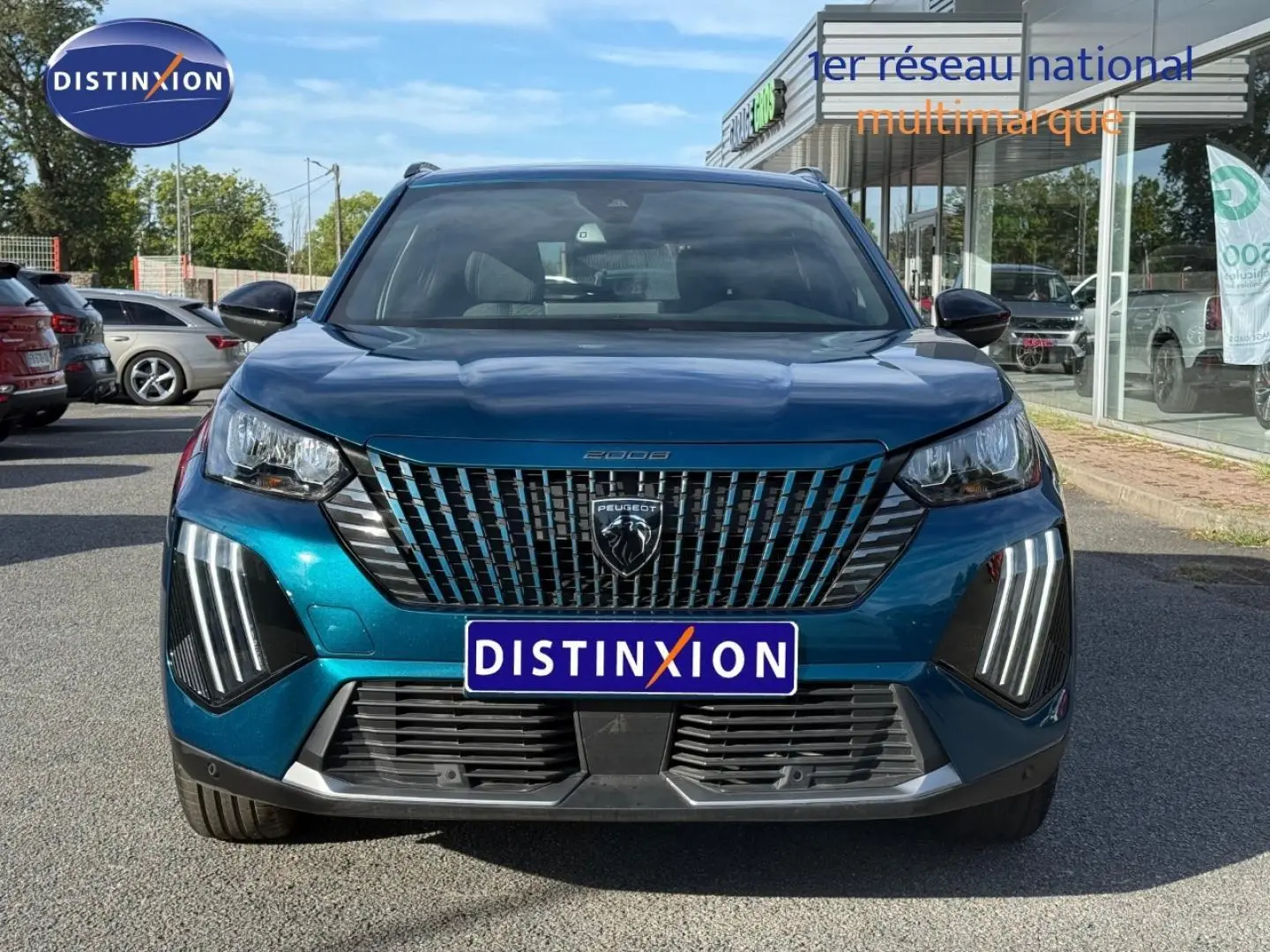 Vue frontale d’un Peugeot 2008 e-2008 bleu Obsession avec calandre verticale et feux LED distinctifs.