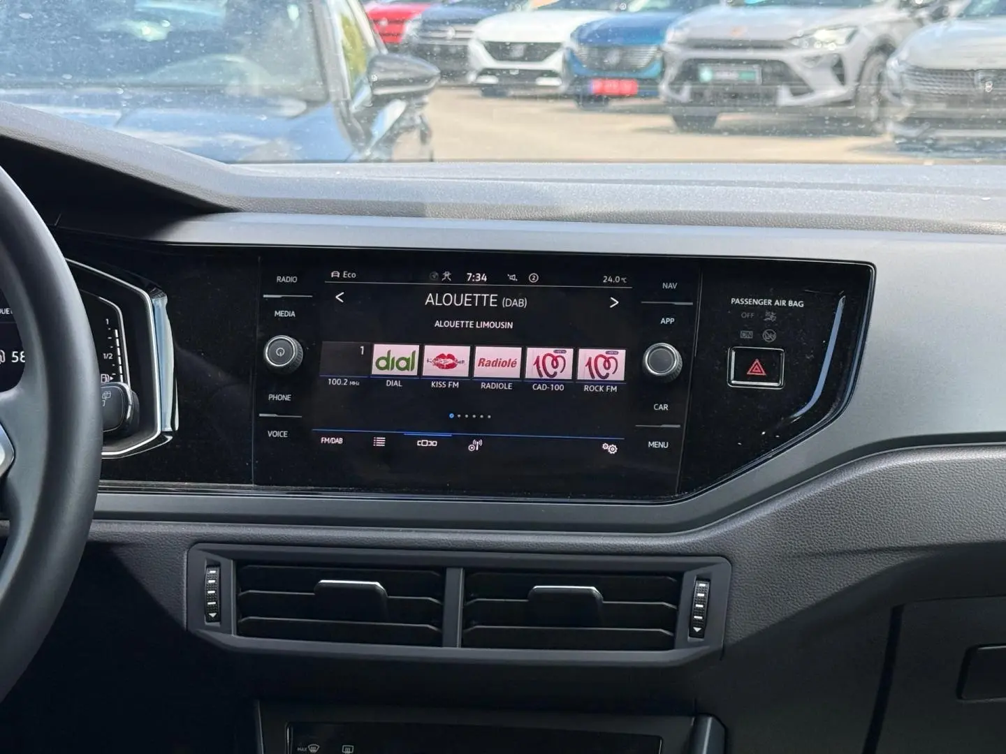 Tableau de bord intérieur du Volkswagen Taigo 2025 avec écran tactile central affichant les radios DAB.
