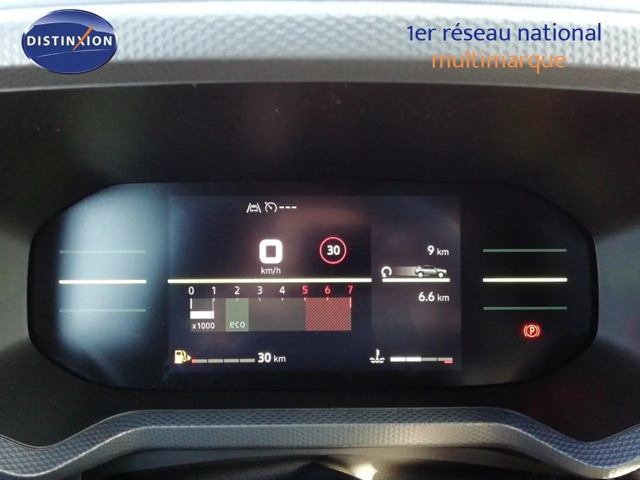 Affichage numérique du tableau de bord du Dacia Duster gris schiste, montrant la vitesse à 0 km/h et l'autonomie restante.