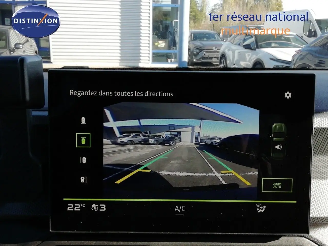 Écran de caméra de recul du Dacia Duster gris schiste métal montrant une vue arrière avec lignes de guidage colorées.