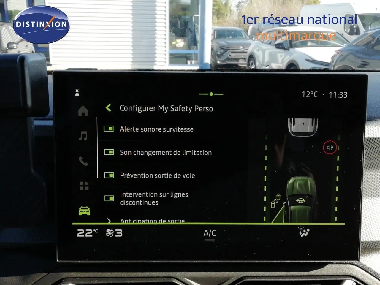 Écran tactile intérieur du Dacia Duster 2026 gris schiste métal, affichant les réglages d’aide à la conduite.