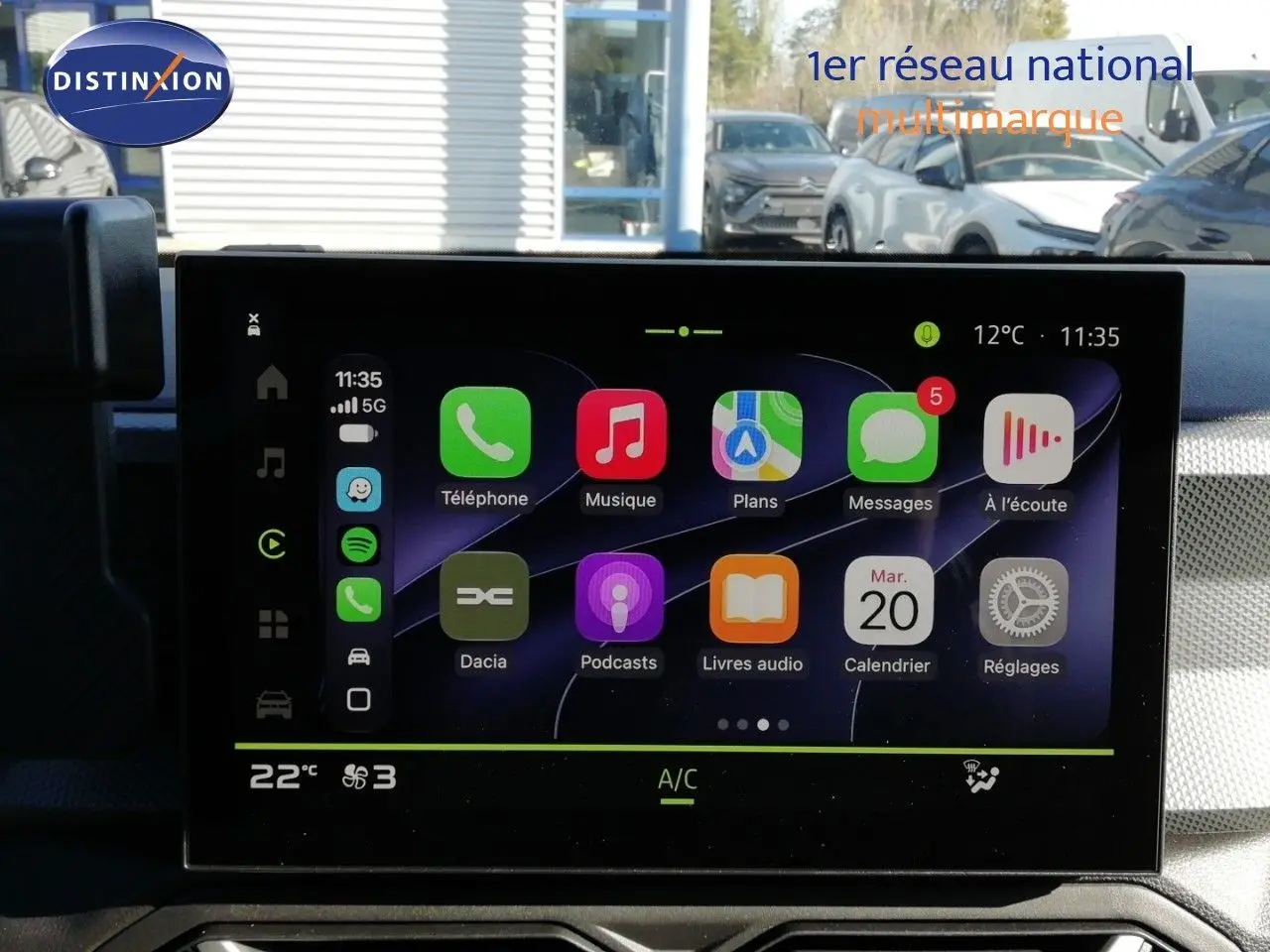 Écran tactile central du tableau de bord du Dacia Duster 2026 affichant les applications connectées, intérieur gris noir.