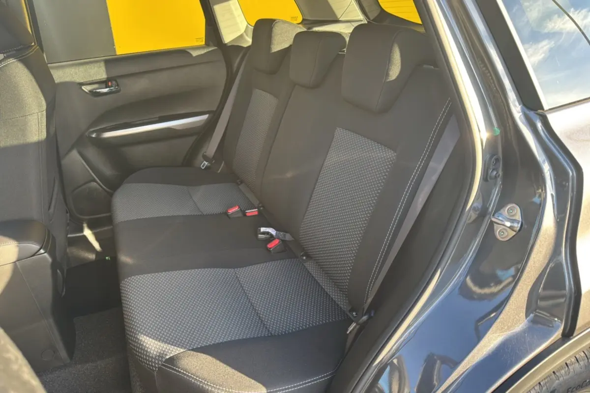 Vue côté droit de la banquette arrière noire et grise du Suzuki Vitara 2025 en finition Privilege Silky Silver.