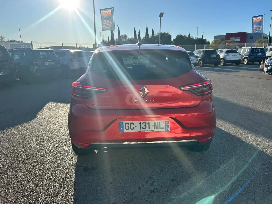 Vue arrière d'une Renault Clio rouge foncé 2021, avec feux LED et plaque d'immatriculation française visible.