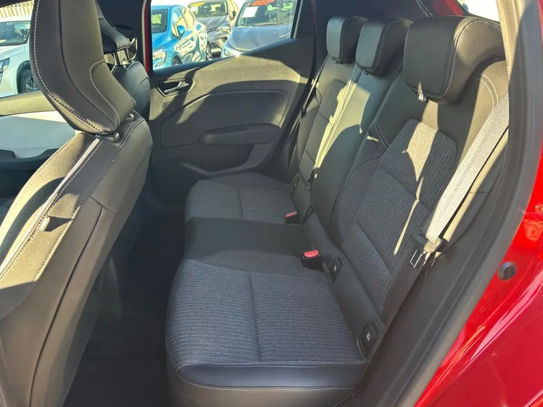 Vue intérieure côté droit des sièges arrière en tissu gris et cuir noir d'une Renault Clio rouge foncé 2021.