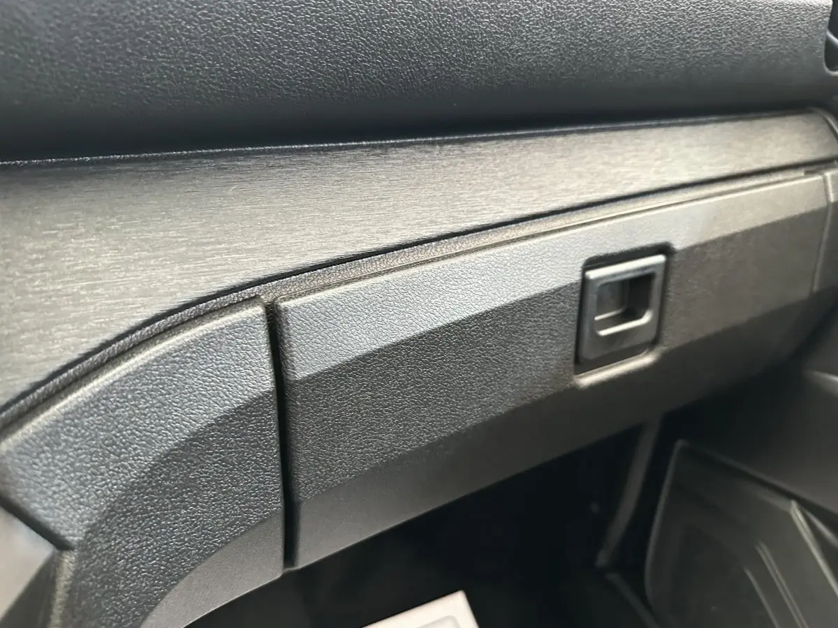 Détail intérieur du tableau de bord noir texturé de l’AIXAM AMBITION 0.5 CITY PACK 2026.