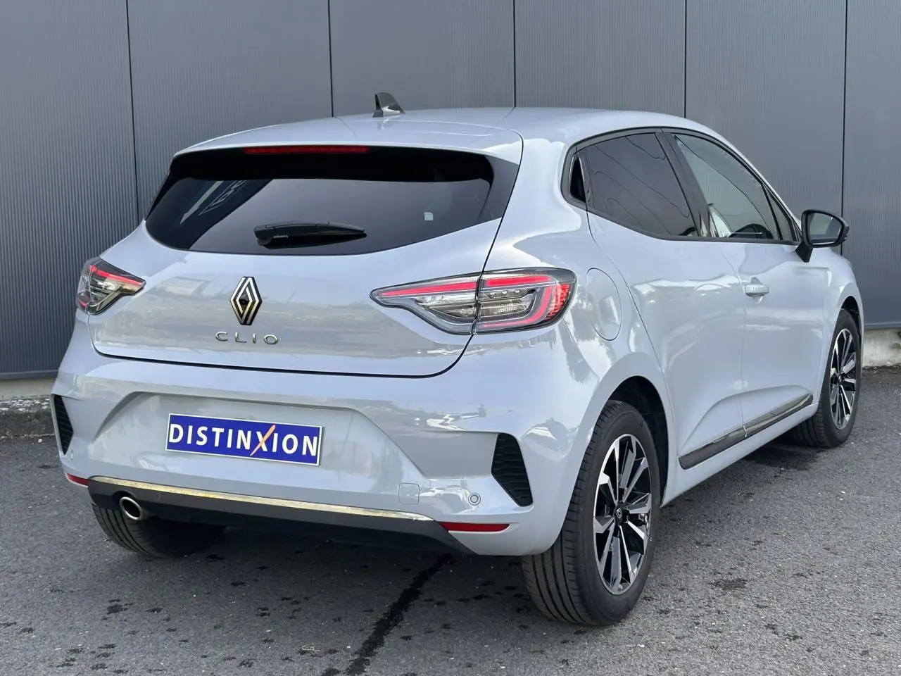 Vue 3/4 arrière droite d'une Renault Clio 2025 Gris Rafale avec feux LED et jantes alliage diamantées.