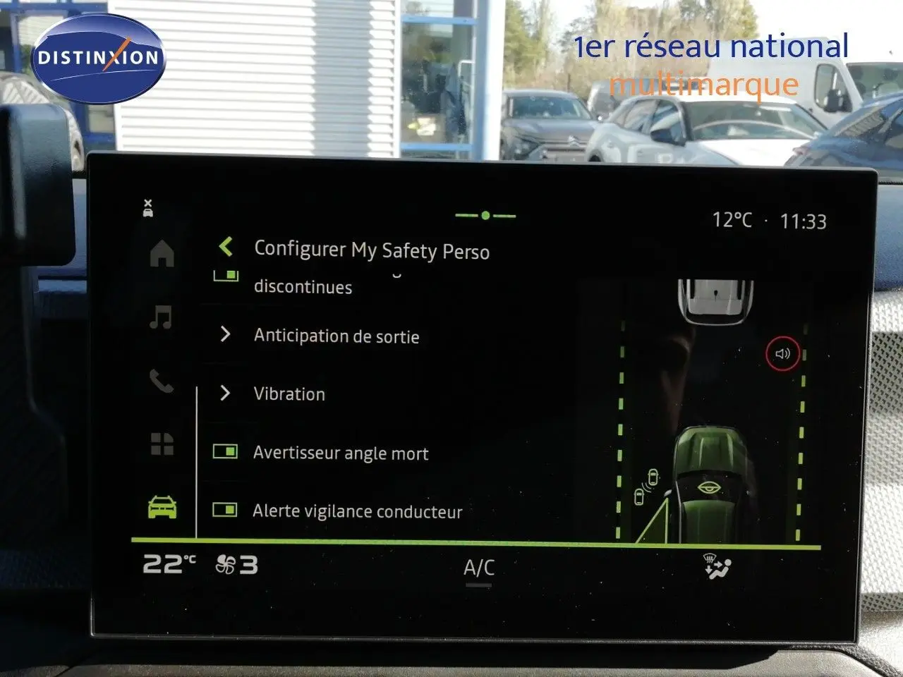 Écran tactile intérieur du Dacia Duster 2026 montrant les options de sécurité avec vue 360° du véhicule gris schiste métal.