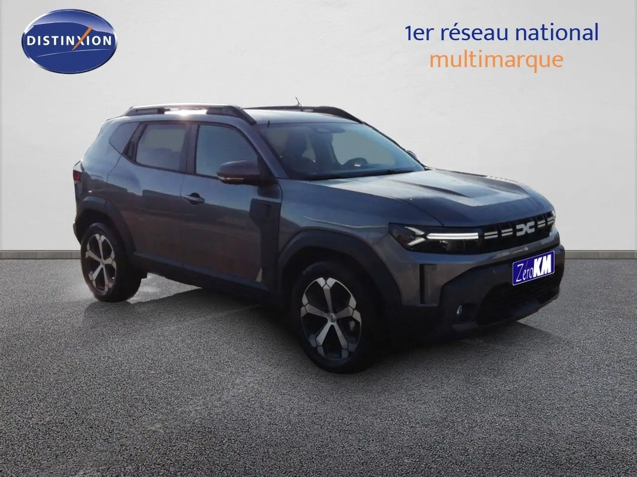 SUV Dacia Duster gris schiste métal en 3/4 avant droit, avec jantes alliage et calandre moderne LED.