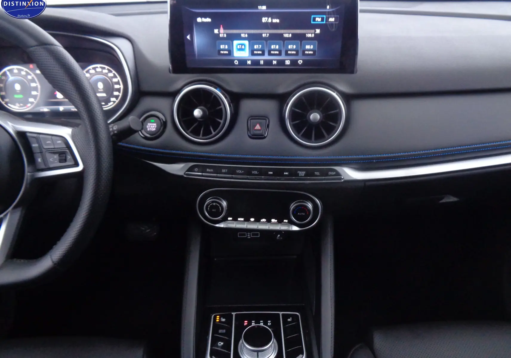 Vue intérieure du tableau de bord du SERES 3 électrique, avec écran tactile et commandes modernes en finition noire.