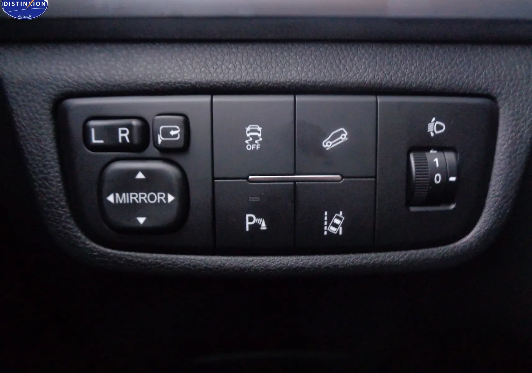 Panneau de commandes intérieures noires du SERES 3 avec boutons de réglage des rétroviseurs et aides à la conduite.