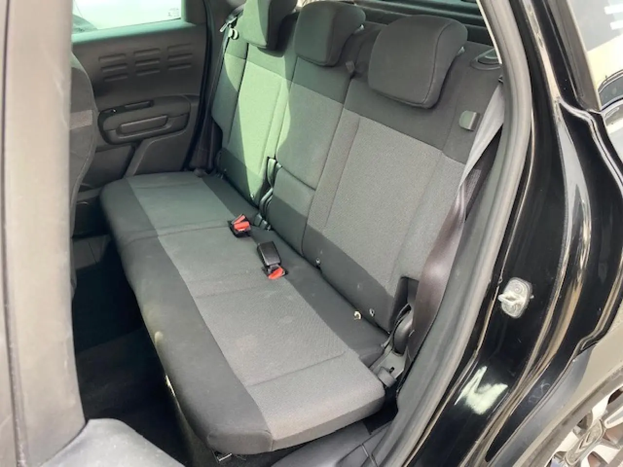 Vue intérieure arrière gauche du siège banquette gris foncé du Citroën C3 Aircross noir 2019.