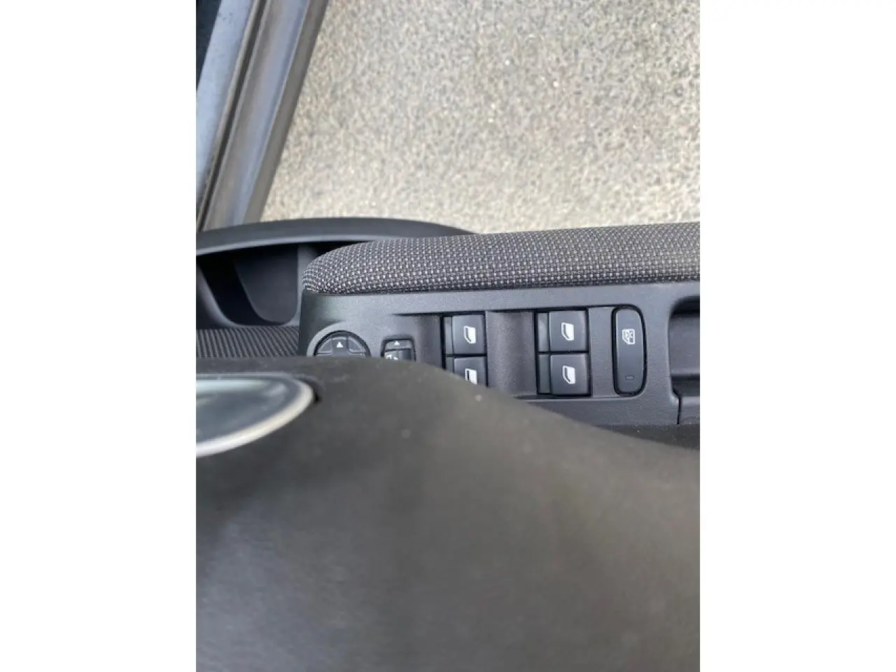 Gros plan sur les commandes des vitres électriques côté conducteur du Citroën C3 Aircross noir 2019.