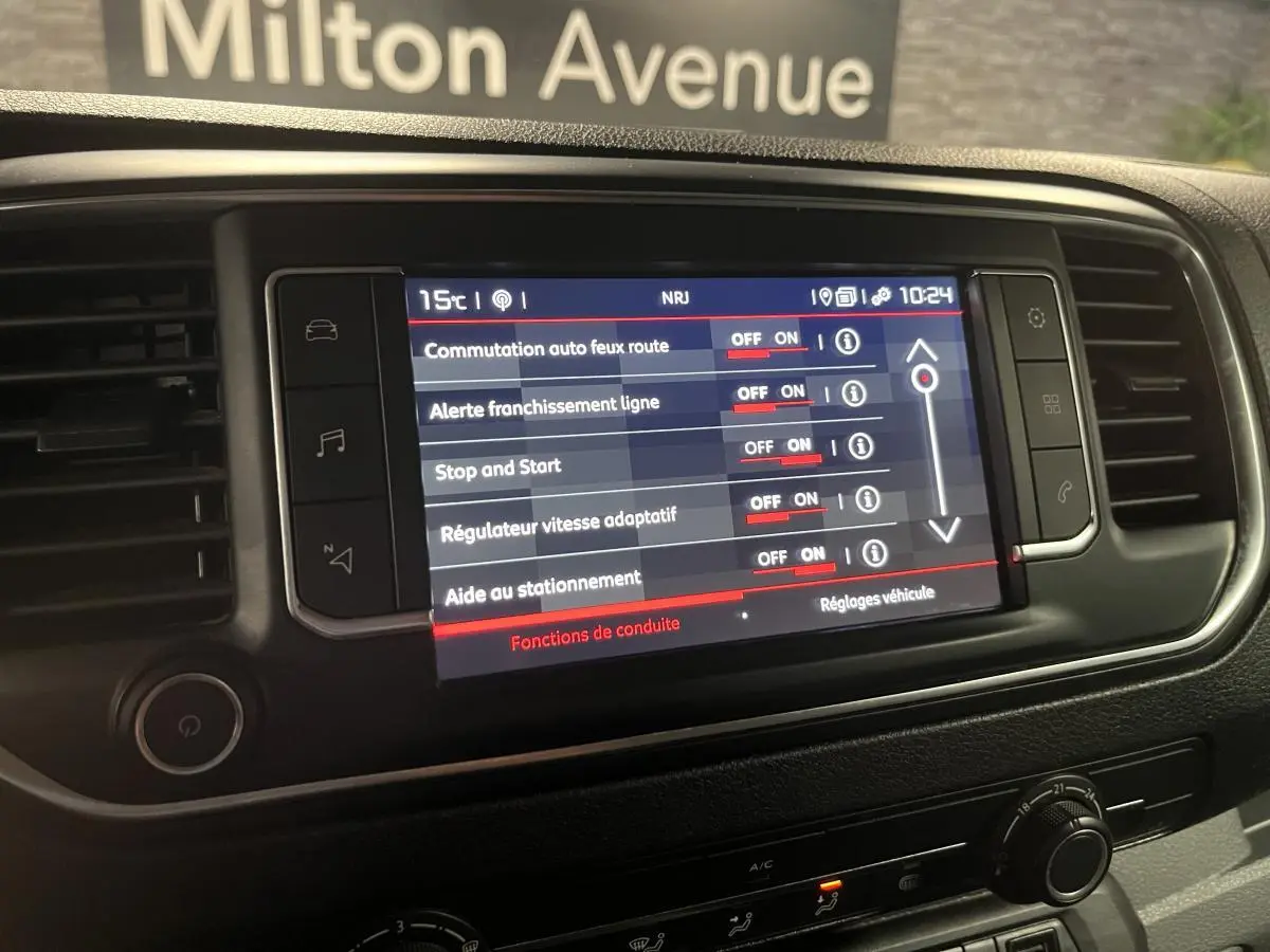 Écran tactile central du tableau de bord du Citroën Jumpy blanc 2019 affichant les réglages d’aides à la conduite