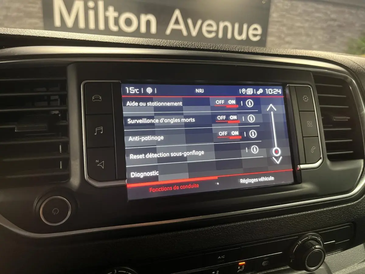 Écran tactile central du Citroën Jumpy blanc 2019 affichant les réglages d'aide à la conduite.