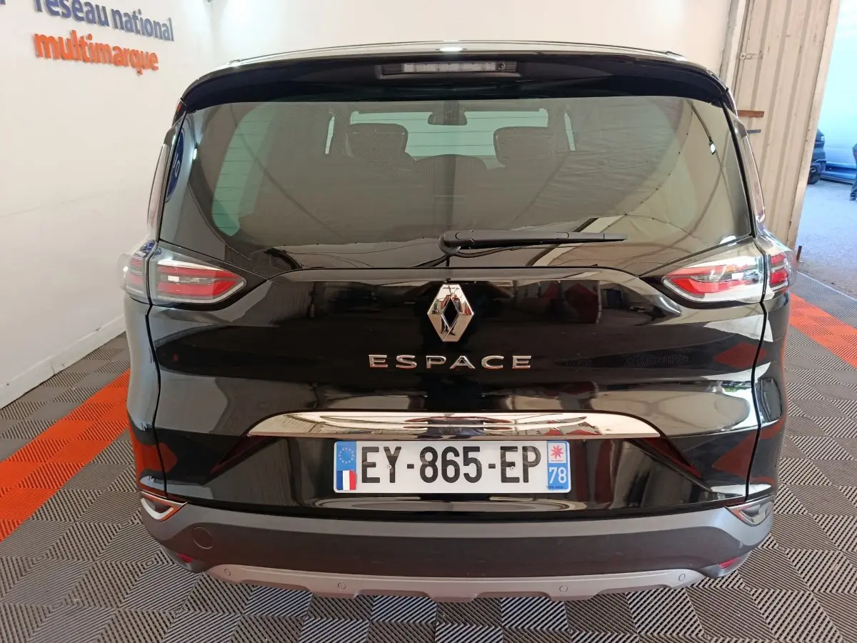 Vue arrière d'un Renault Espace noir 2018 avec feux LED et plaque d'immatriculation française visible