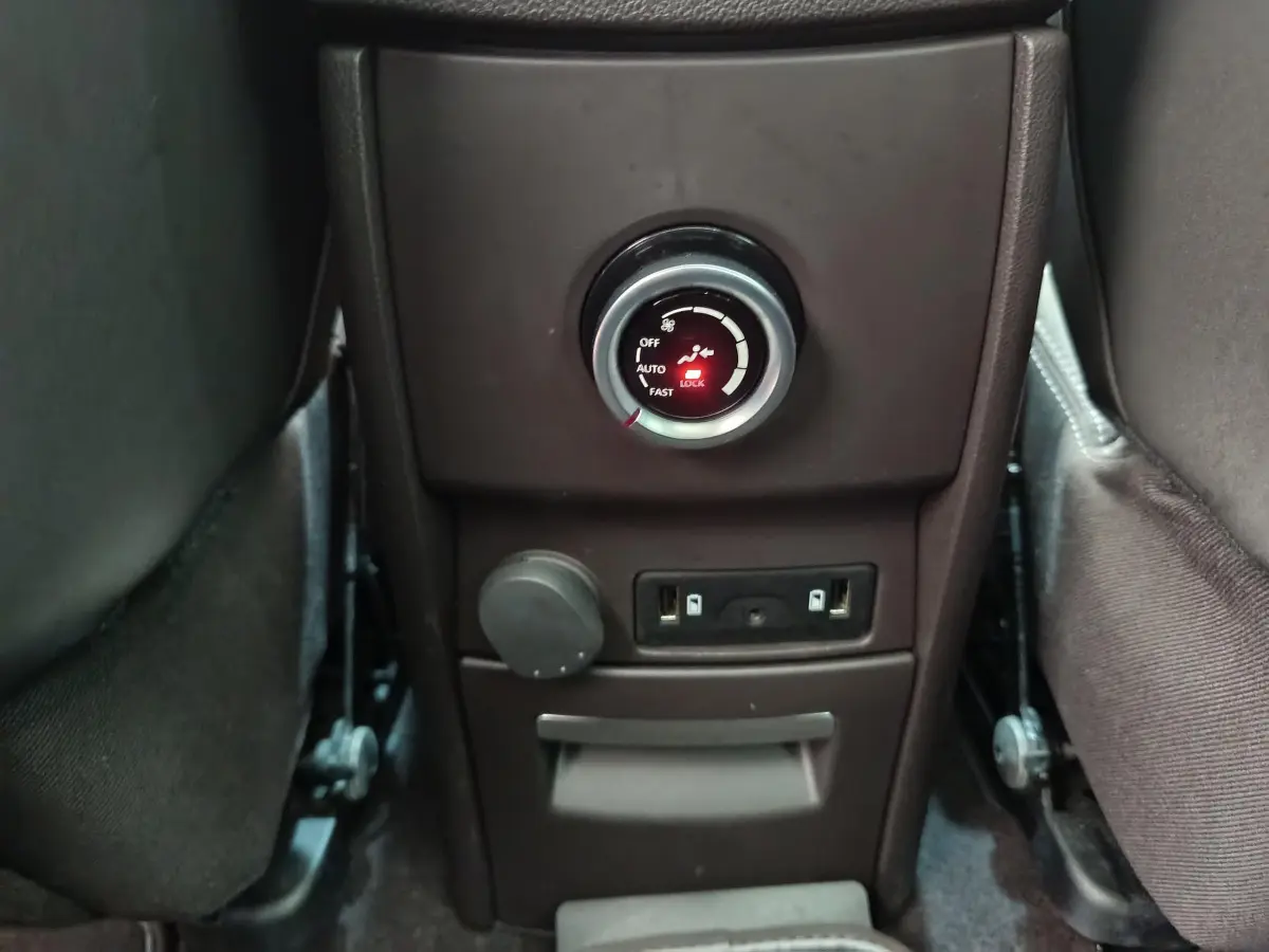 Gros plan sur la console arrière noire du Renault Espace 2018 avec commande de ventilation et prises USB visibles