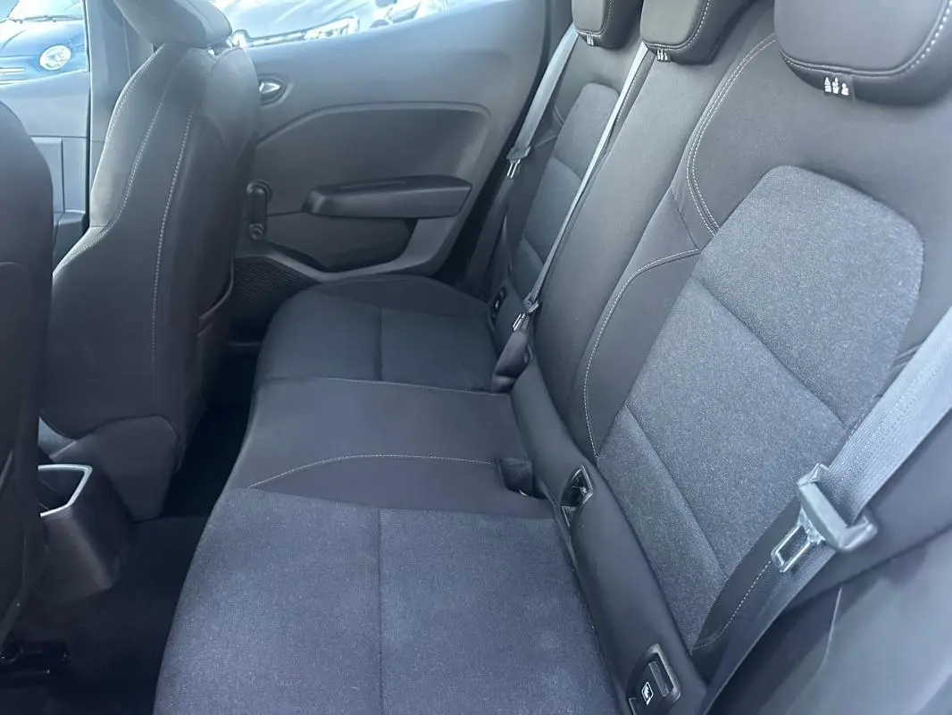 Vue latérale intérieure des sièges arrière en tissu gris foncé de la Renault Clio V TCe 90 Business 2022.