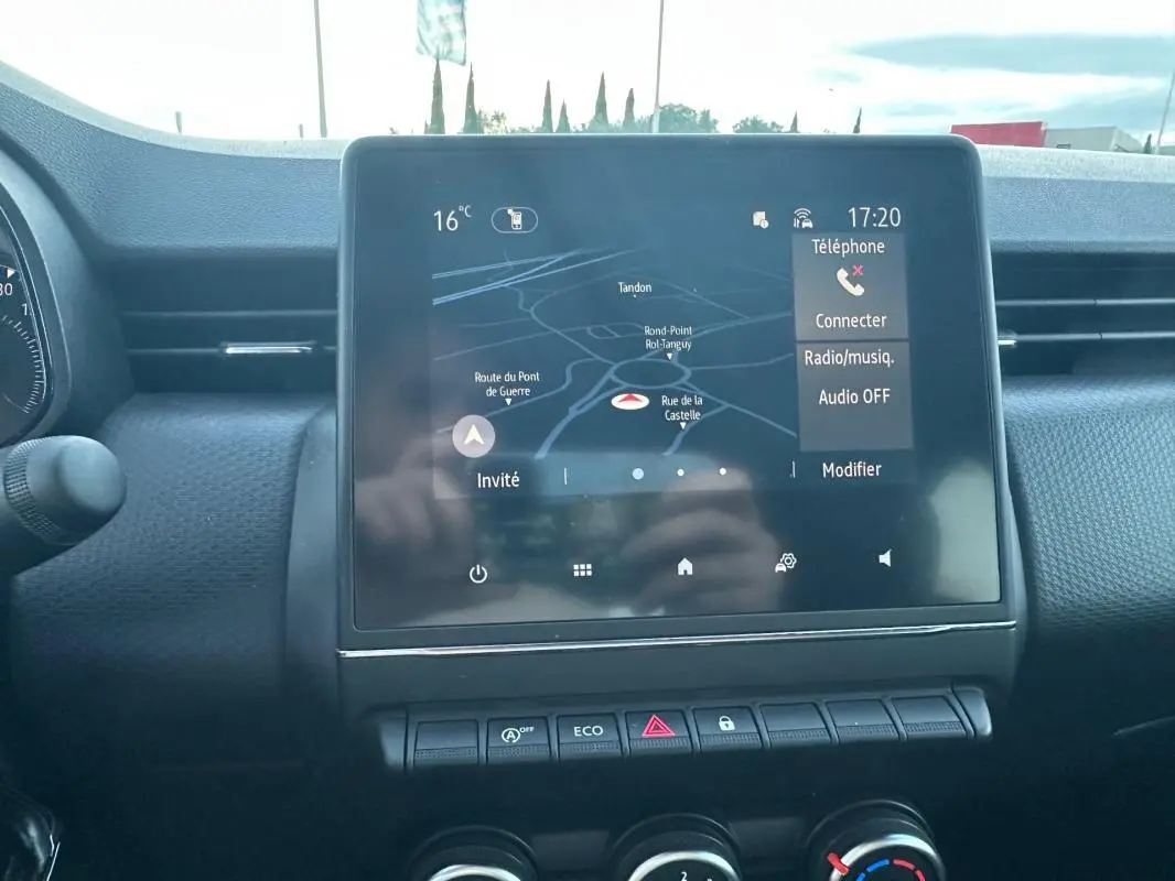 Écran tactile central affichant la navigation et commandes multimédia dans l'habitacle d'une Renault Clio gris foncé 2022.