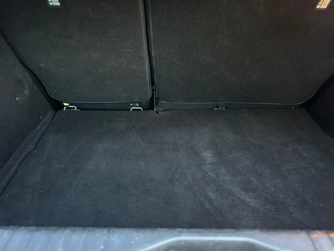 Coffre vide en vue intérieure arrière d'une Renault Clio gris foncé V TCe 90 - 21N Business 2022.