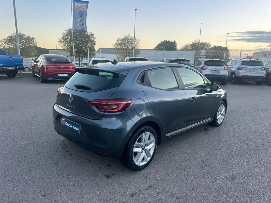 Renault Clio gris foncé vue 3/4 arrière droit sur parking avec feux arrière LED et jantes alliage.