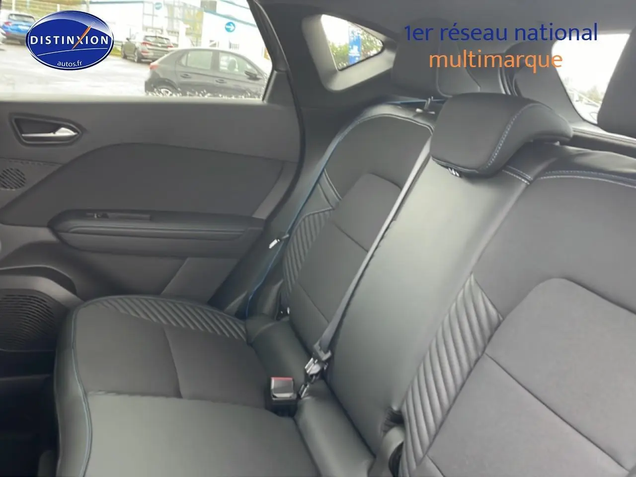 Vue intérieure côté gauche sur la banquette arrière noire avec surpiqûres bleues du Renault Captur 2025 esprit Alpine.