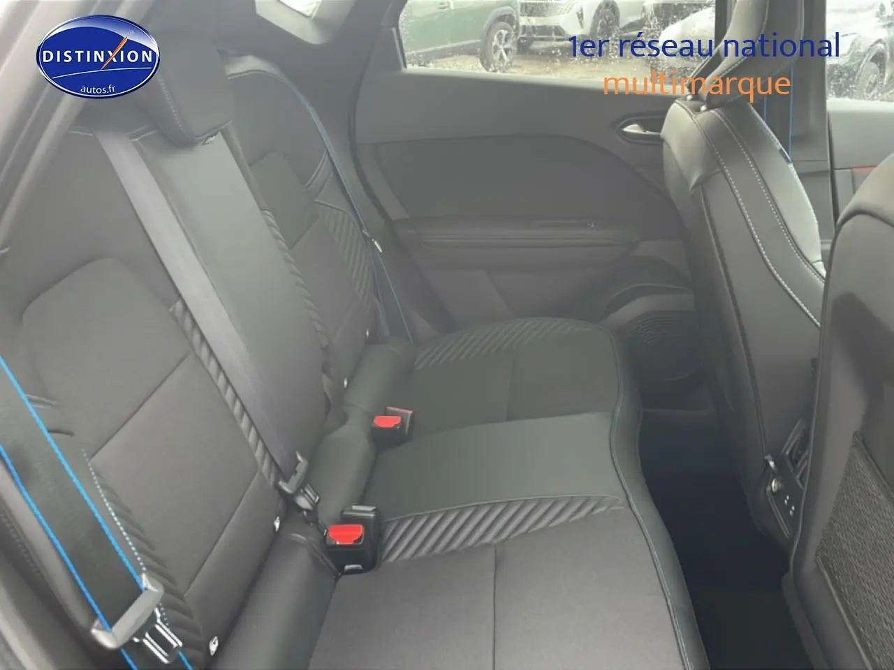 Vue intérieure côté droit de la banquette arrière noire avec surpiqûres bleues du Renault Captur 2025 esprit Alpine.