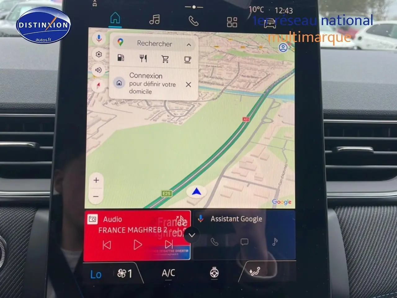 Vue intérieure sur l'écran tactile central du Renault Captur gris cassiopée, affichant la navigation GPS et l'interface multimédia.