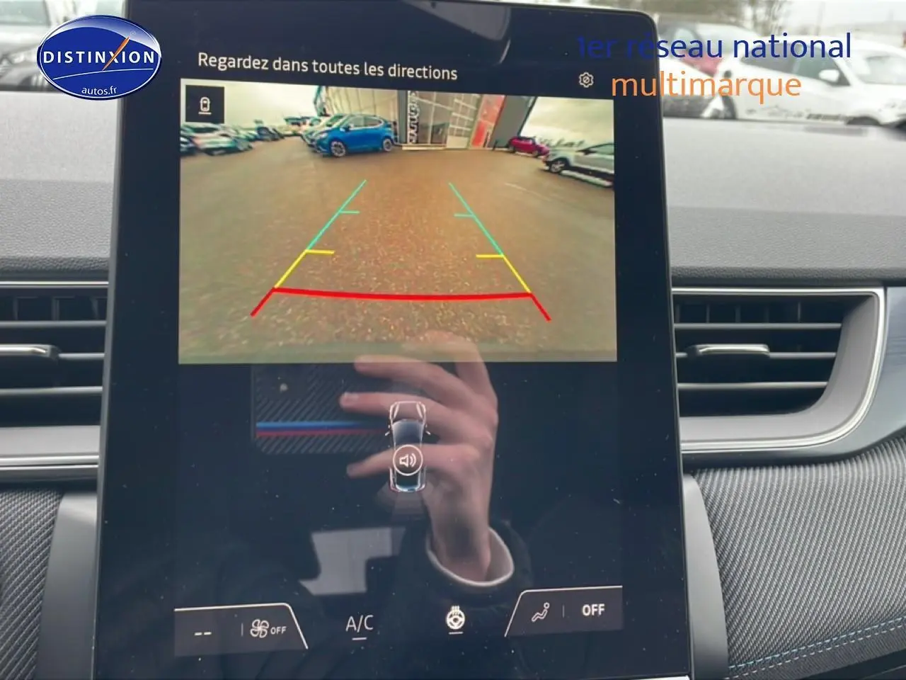 Écran tactile intérieur montrant la caméra de recul d’un Renault Captur gris cassiopée, vue frontale du tableau de bord.