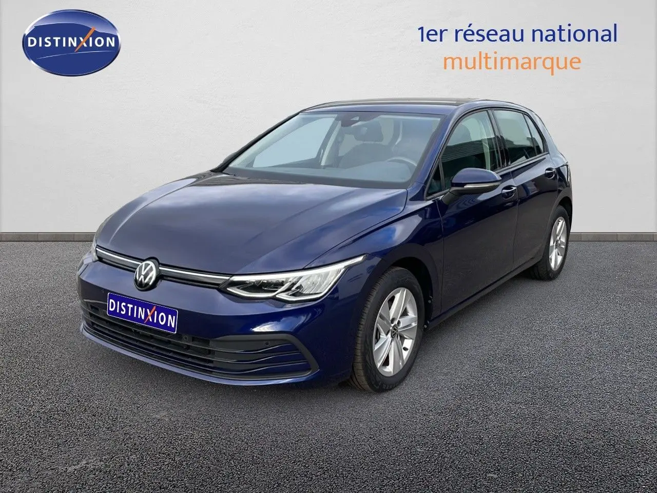 Volkswagen Golf VIII bleu lapiz metal vue 3/4 avant droit avec phares LED et jantes alliage.