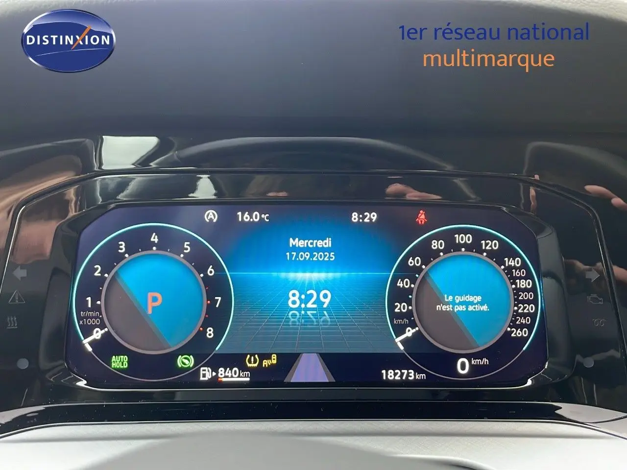 Tableau de bord numérique de Volkswagen Golf VIII bleu lapiz metal affichant la vitesse et la température à 8h29.