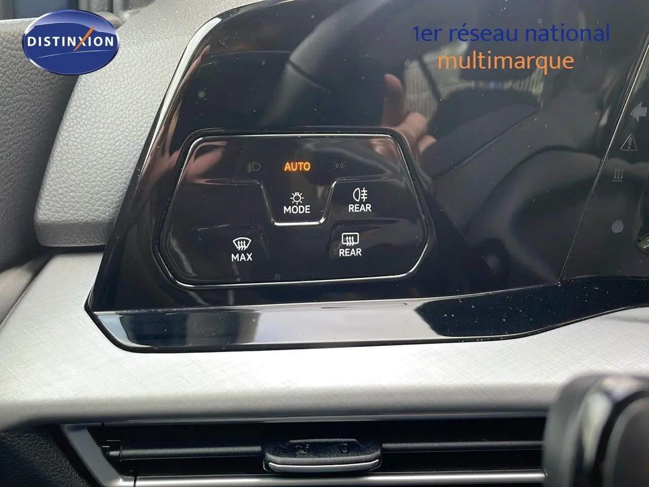 Panneau de commandes du mode éclairage avec affichage AUTO sur le tableau de bord noir brillant d'une Volkswagen Golf VIII.