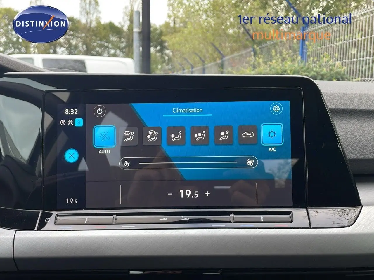 Écran tactile de climatisation affichant les réglages à 19,5°C dans l'habitacle d'une Volkswagen Golf VIII.