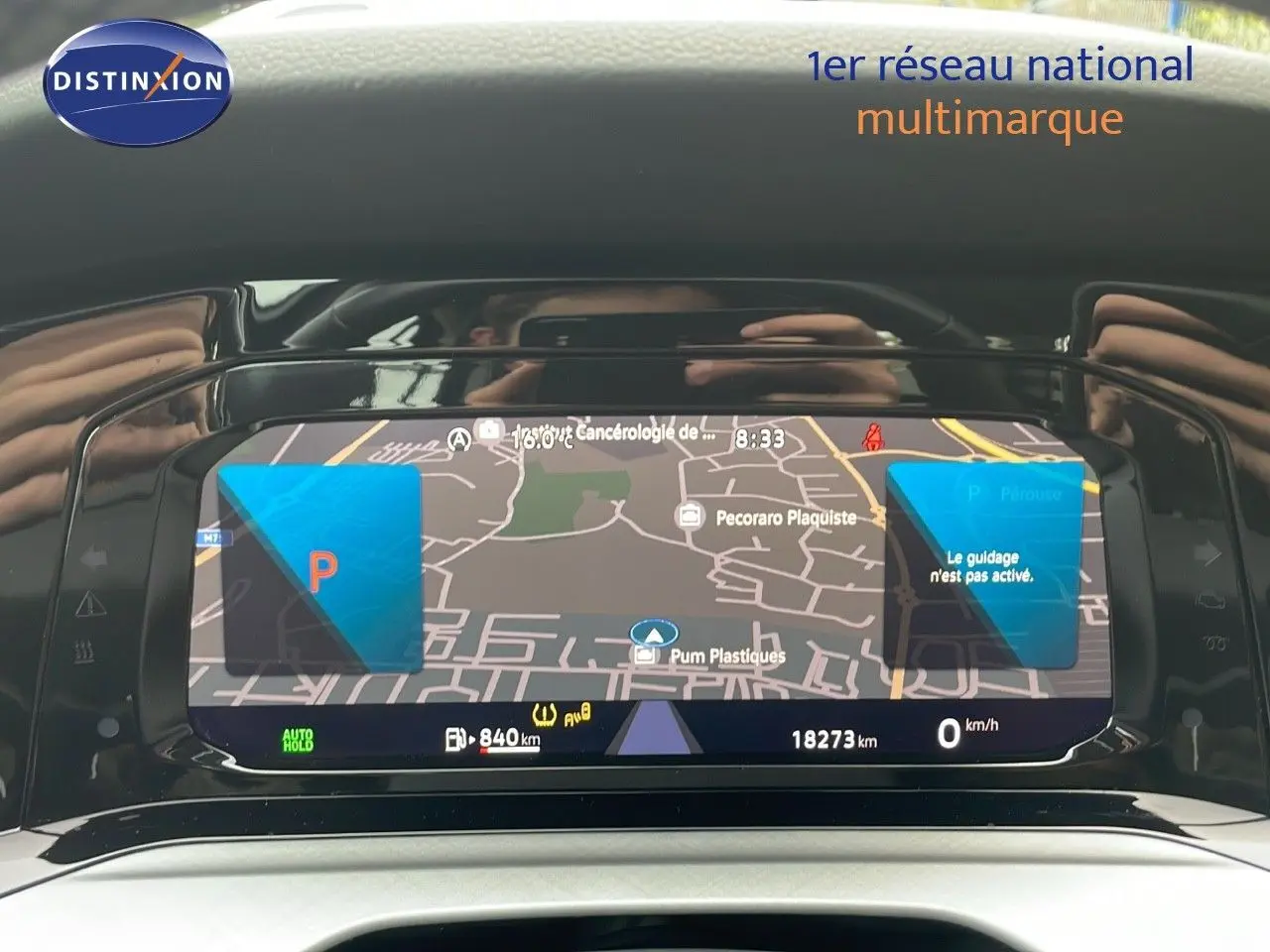 Écran de navigation digital affichant une carte, dans l'habitacle d'une Volkswagen Golf VIII bleu lapiz metal.