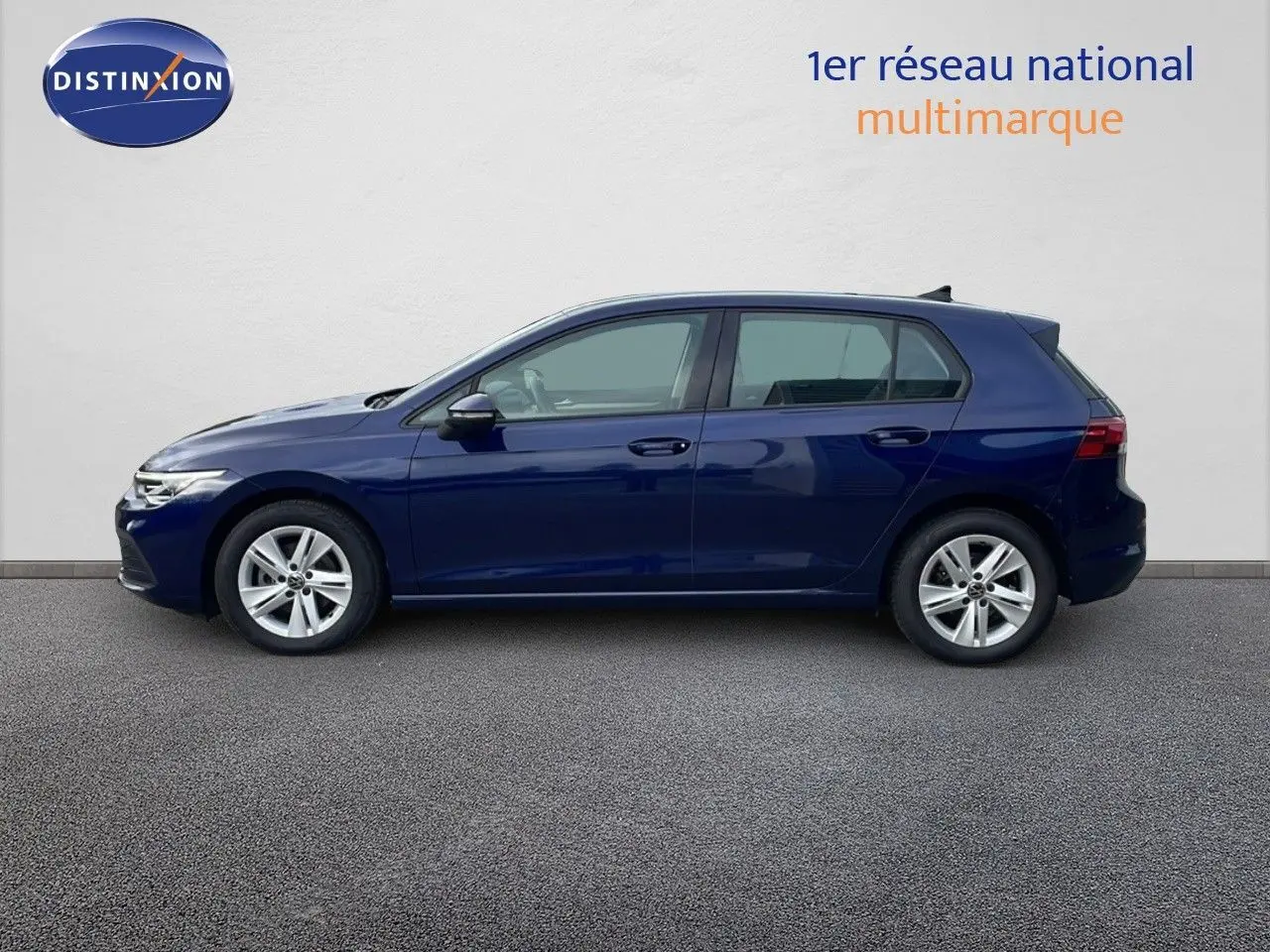 Profil droit d'une Volkswagen Golf VIII bleu lapiz metal 2023, compacte cinq portes au design moderne et épuré.