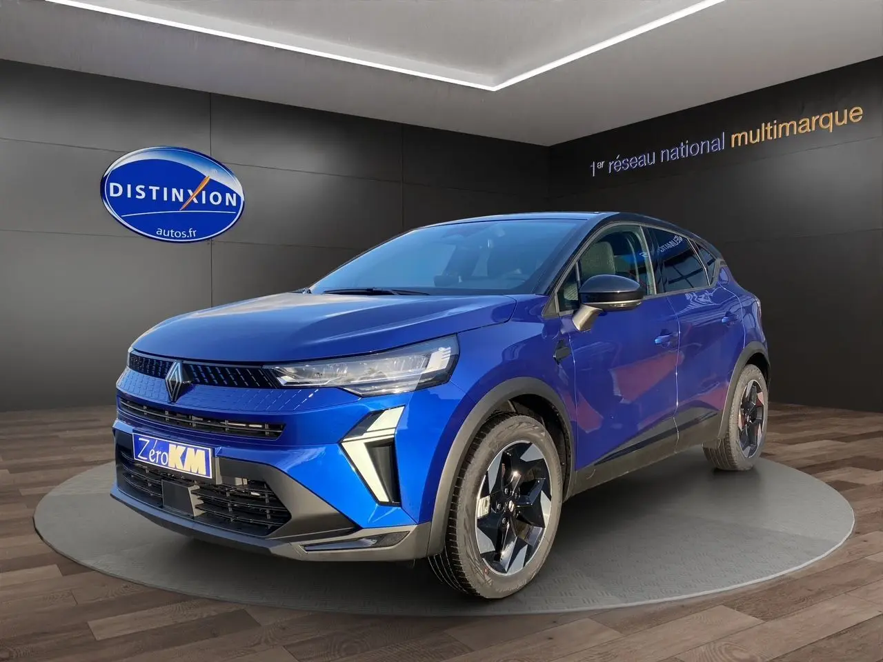 Renault Captur 2025 bleu Iron avec toit noir, vue 3/4 avant droit, mettant en valeur ses optiques fines et jantes noires.