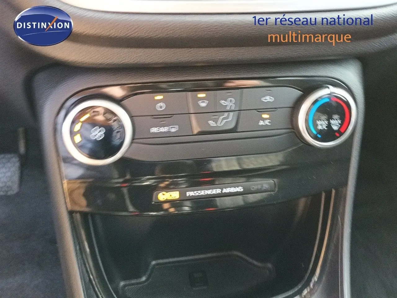 Vue rapprochée du tableau de bord central du Ford Puma 2023 gris foncé, montrant les commandes de climatisation et ventilation.