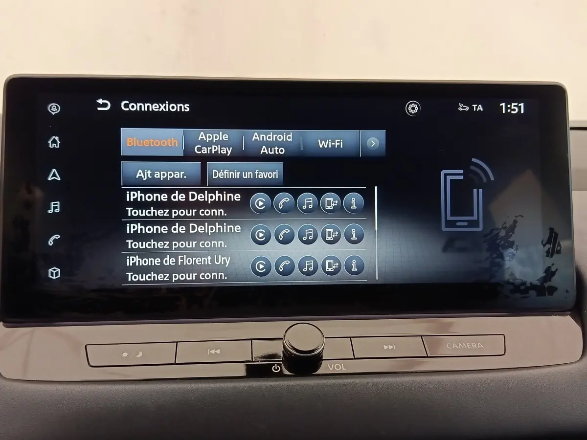 Écran tactile central du Nissan Qashqai Tekna 2023 affichant les options de connexion Bluetooth, Apple CarPlay et Android Auto.