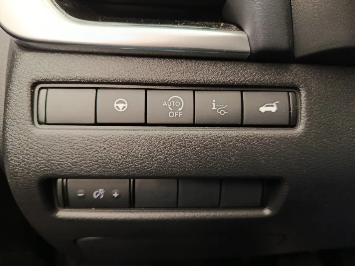 Gros plan sur les boutons de commande noirs du tableau de bord du Nissan Qashqai 2023, finition Tekna.