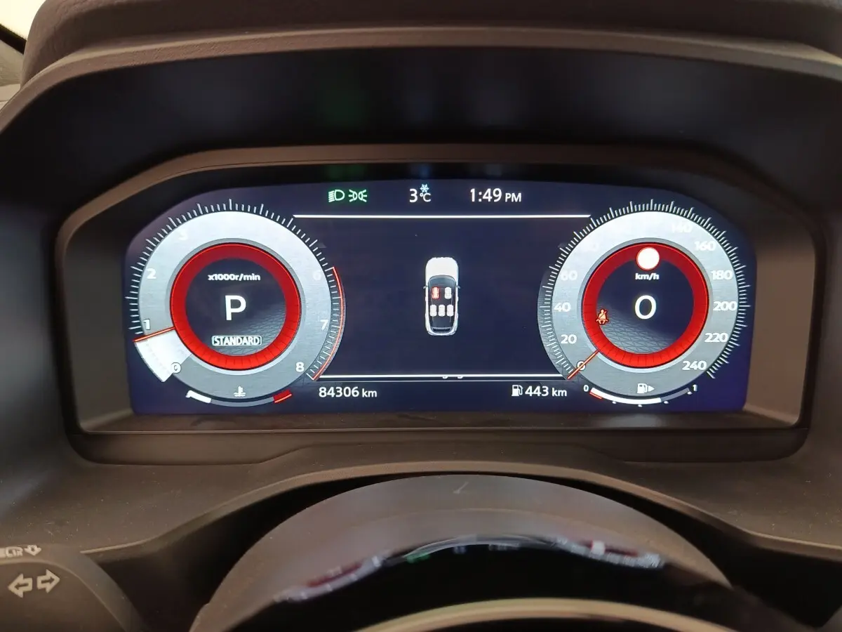 Combiné d'instruments numérique du Nissan Qashqai 2023 affichant vitesse, régime et état des portes ouvertes.