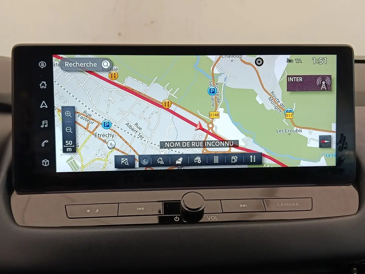 Écran tactile central du Nissan Qashqai Tekna 2023 affichant une carte de navigation couleur.