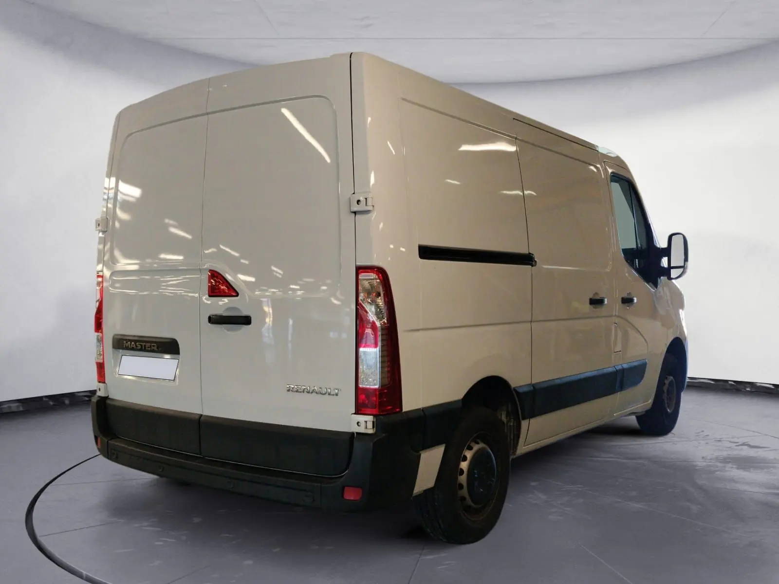 Vue 3/4 arrière droite d’un utilitaire Renault Master blanc, avec portes arrière fermées et protections noires sur les bas de caisse.