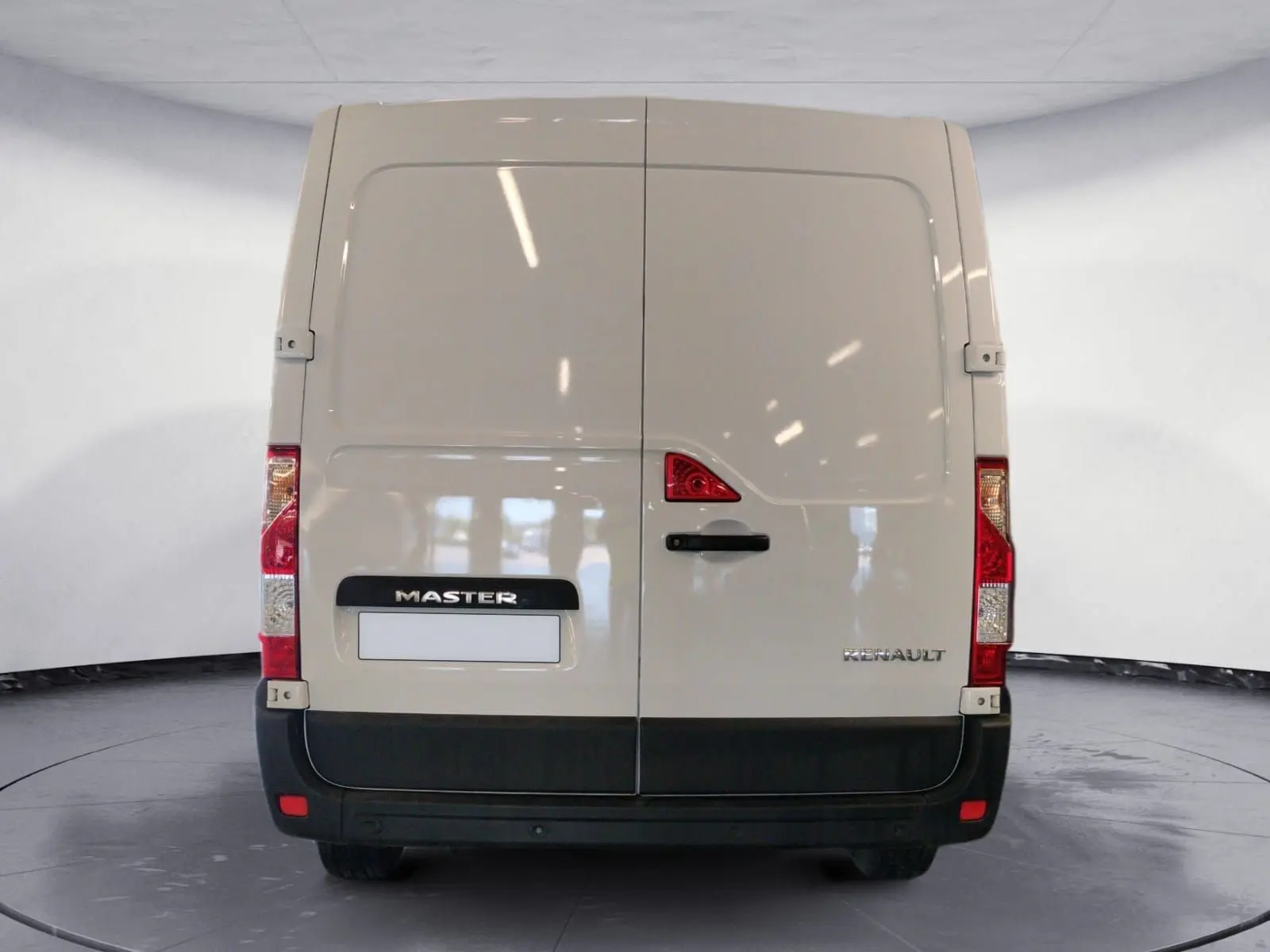 Vue arrière d’un Renault Master blanc 2023 avec portes battantes et logo visible sur fond neutre.