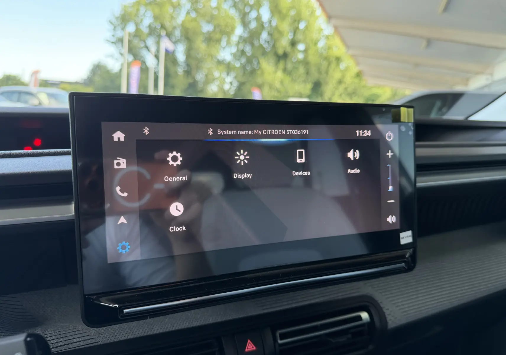 Écran tactile central de la Citroën C3 E-C3 113 MAX 2025 affichant le menu des réglages, intérieur gris et noir.