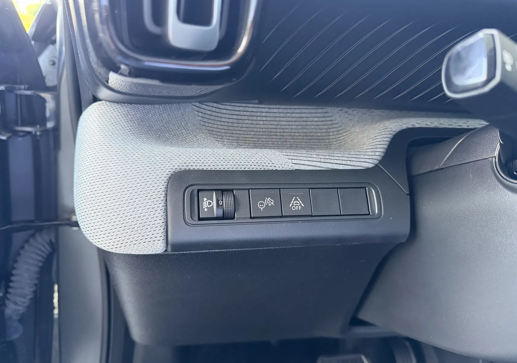 Détail des commandes côté gauche du tableau de bord gris clair et noir de la Citroën C3 E-C3 113 MAX 2025.