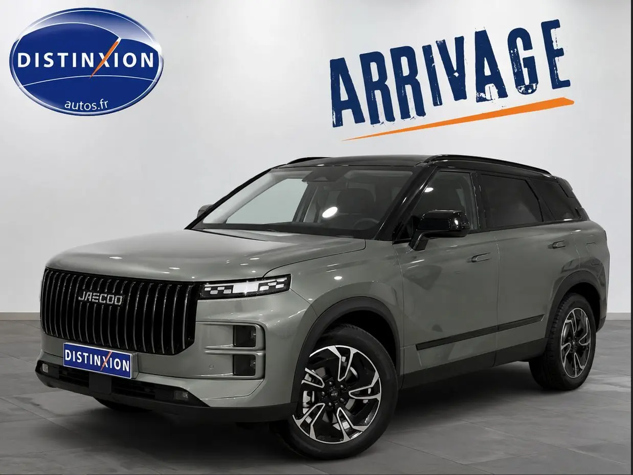 Vue 3/4 avant droite du SUV JAECOO J7 gris olive avec toit noir et calandre verticale distinctive.